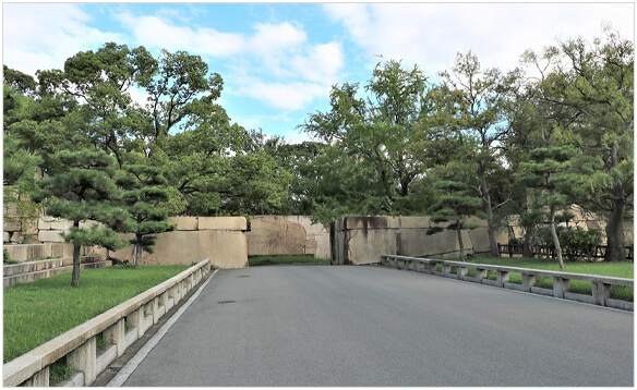 京橋門跡・京橋口多聞櫓跡 京橋口桝形の巨石